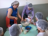 Momento Culinria: Educadoras Claudinece e Ana Claudia com os alunos do Infantil I, fazendo as bolachinhas da Lili.